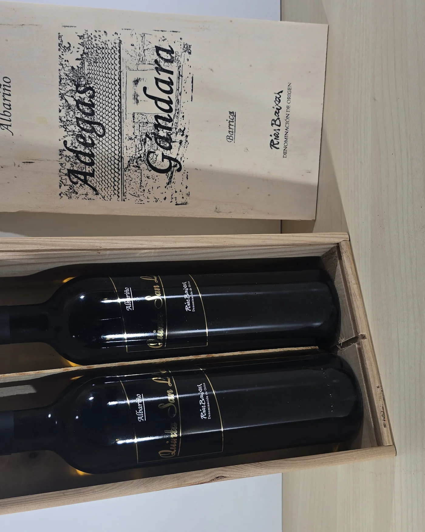 Caja de madera con dos botellas de vino albariño adegas gandara - imagen 1
