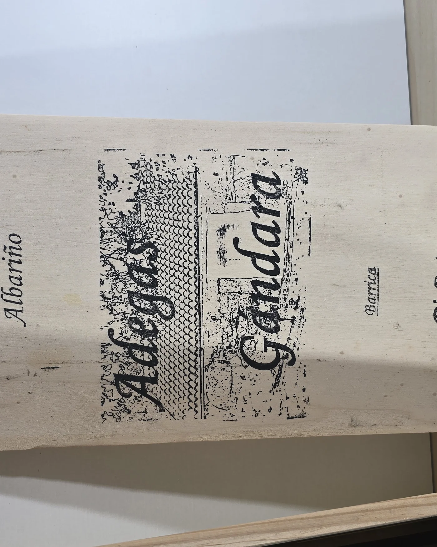 Caja de madera con dos botellas de vino albariño adegas gandara - imagen 3