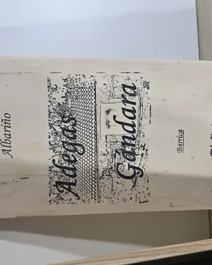 Caja de madera con dos botellas de vino albariño adegas gandara - miniatura 3