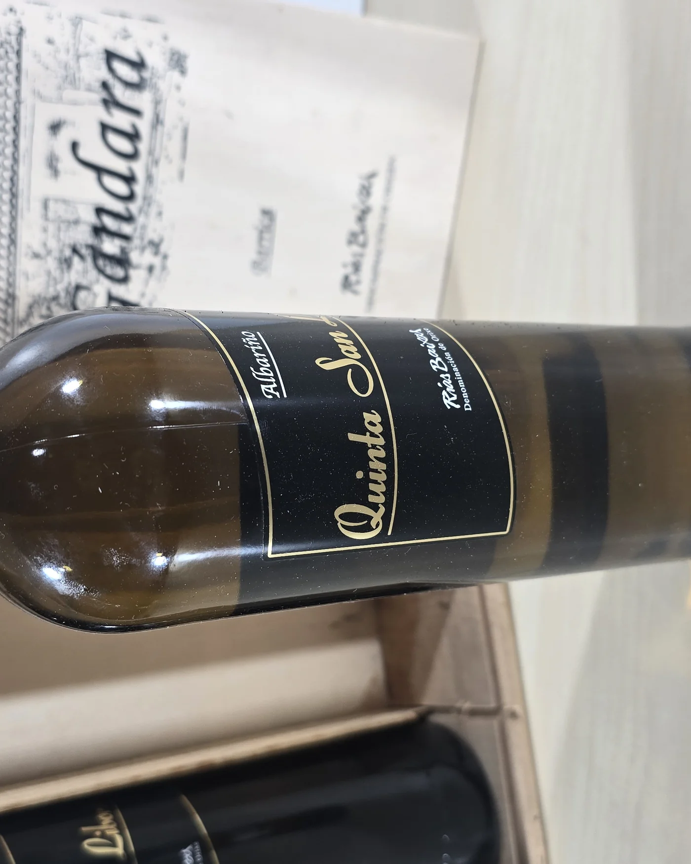 Caja de madera con dos botellas de vino albariño adegas gandara - imagen 4