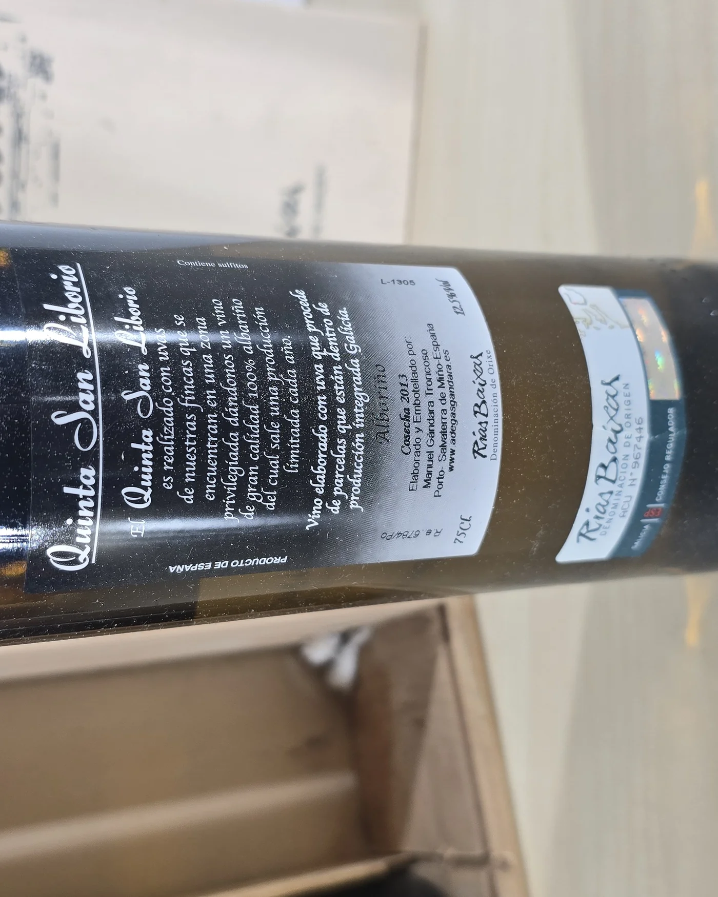 Caja de madera con dos botellas de vino albariño adegas gandara - imagen 5
