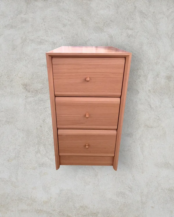 Mesita de Noche de Madera con Tres Cajones