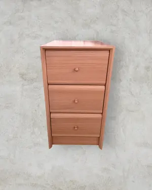 Mesita de Noche de Madera con Tres Cajones - miniatura 1
