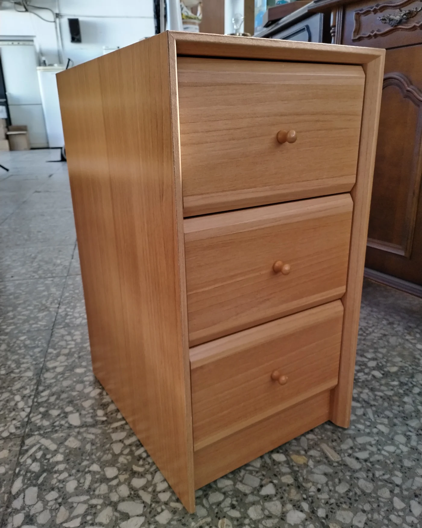 Mesita de Noche de Madera con Tres Cajones - imagen 2