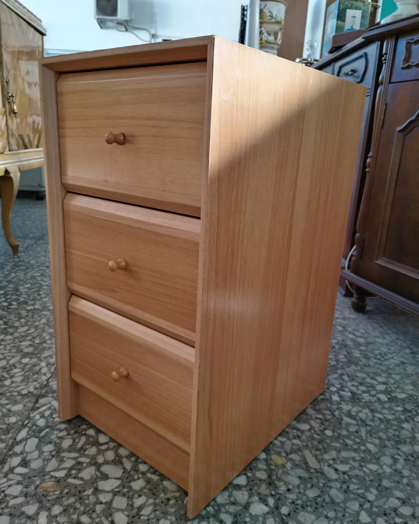 Mesita de Noche de Madera con Tres Cajones - imagen 3