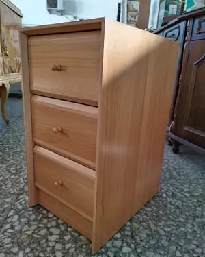 Mesita de Noche de Madera con Tres Cajones - miniatura 3