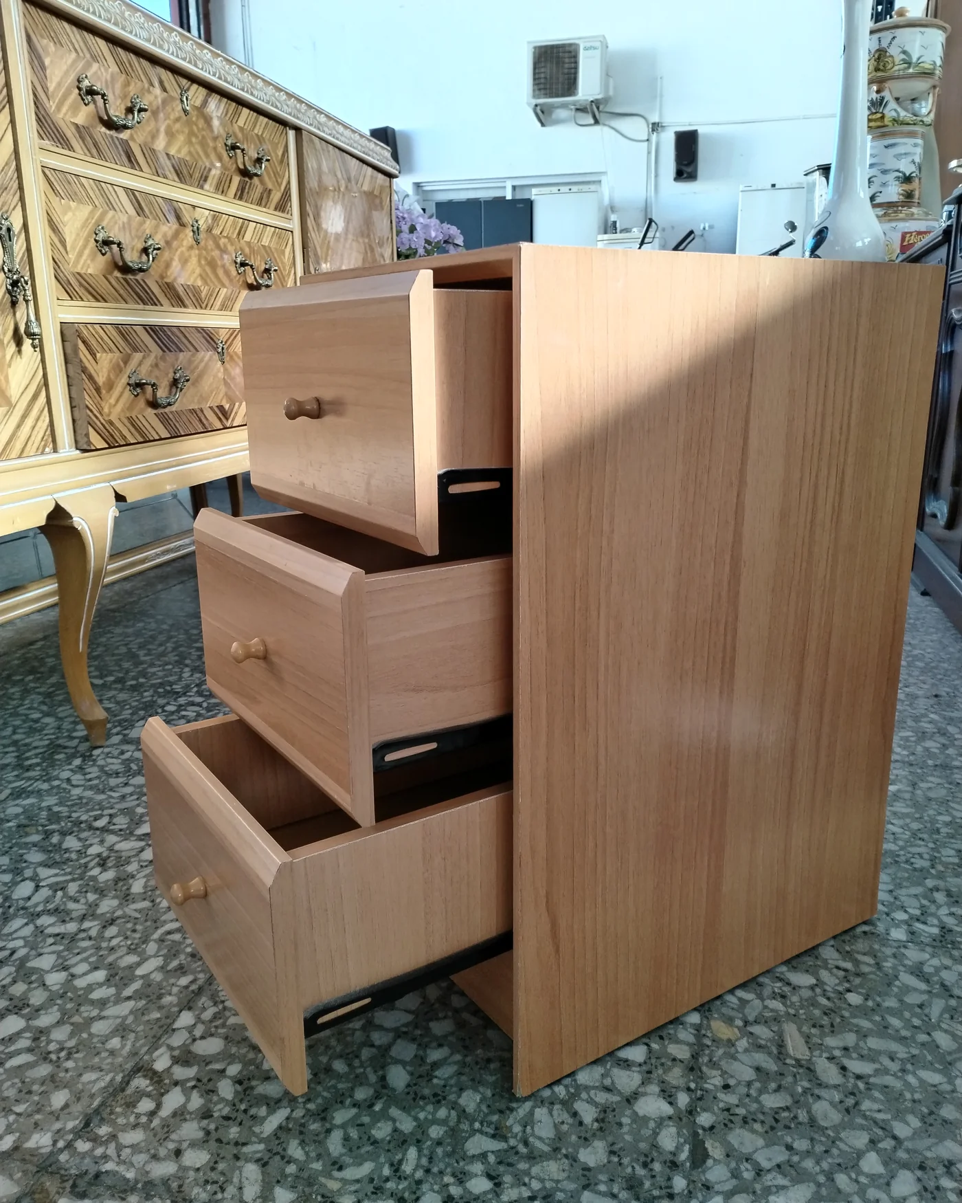 Mesita de Noche de Madera con Tres Cajones - imagen 4