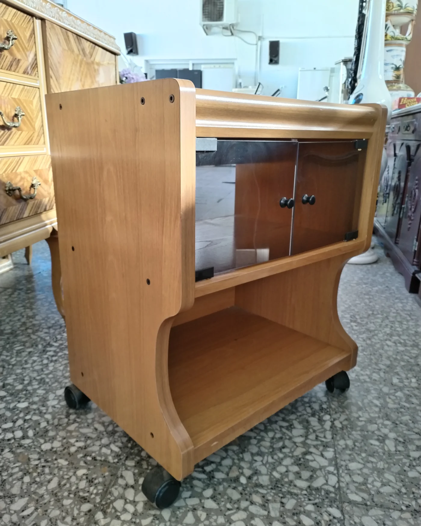 Mesa de Tv con Ruedas - imagen 2
