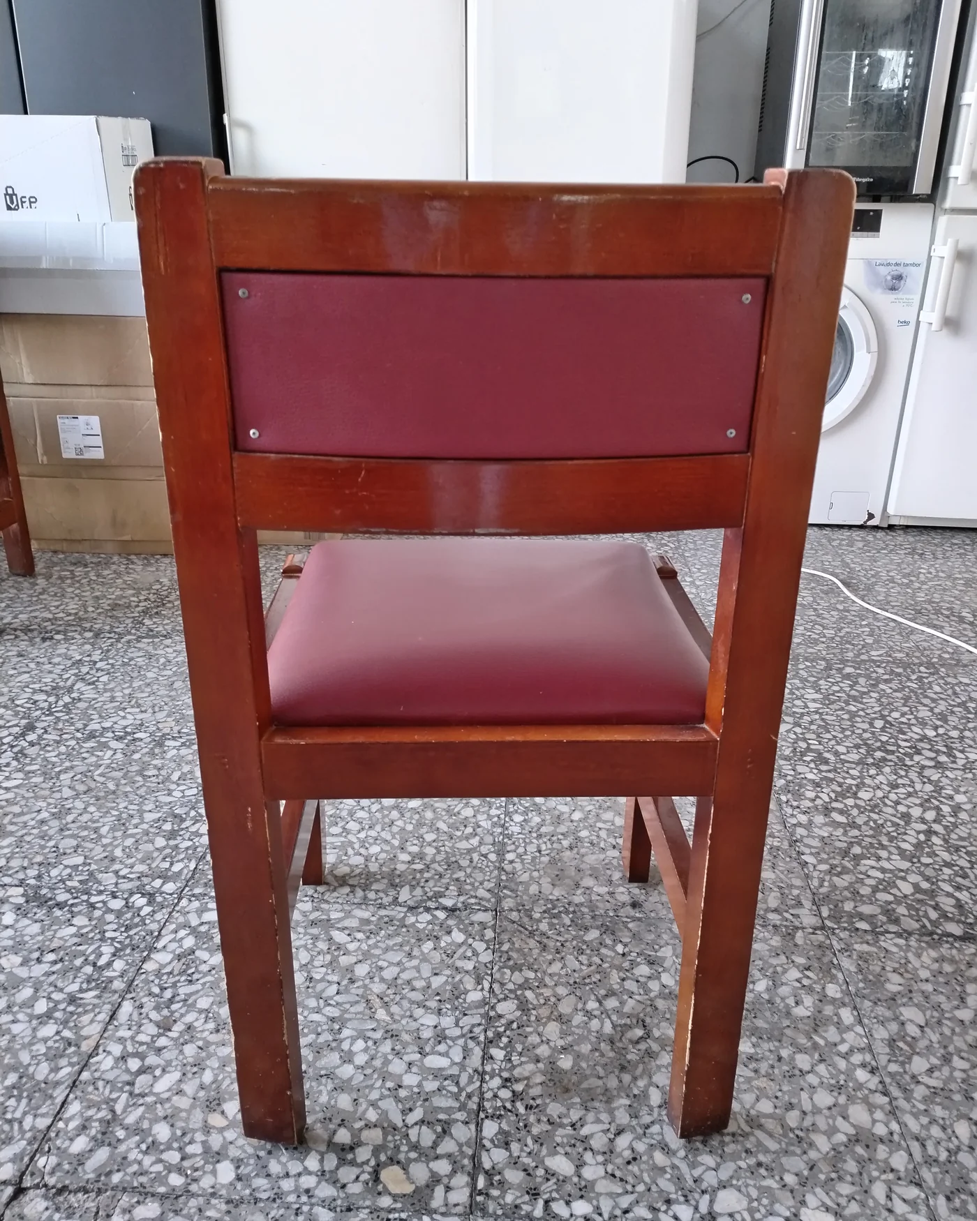 Silla de Madera con Tapizado Rojo - imagen 4