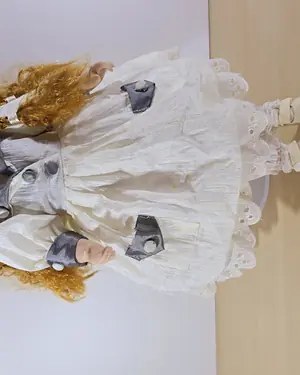Muñeca de porcelana antigua con vestido blanco y gris - miniatura 1