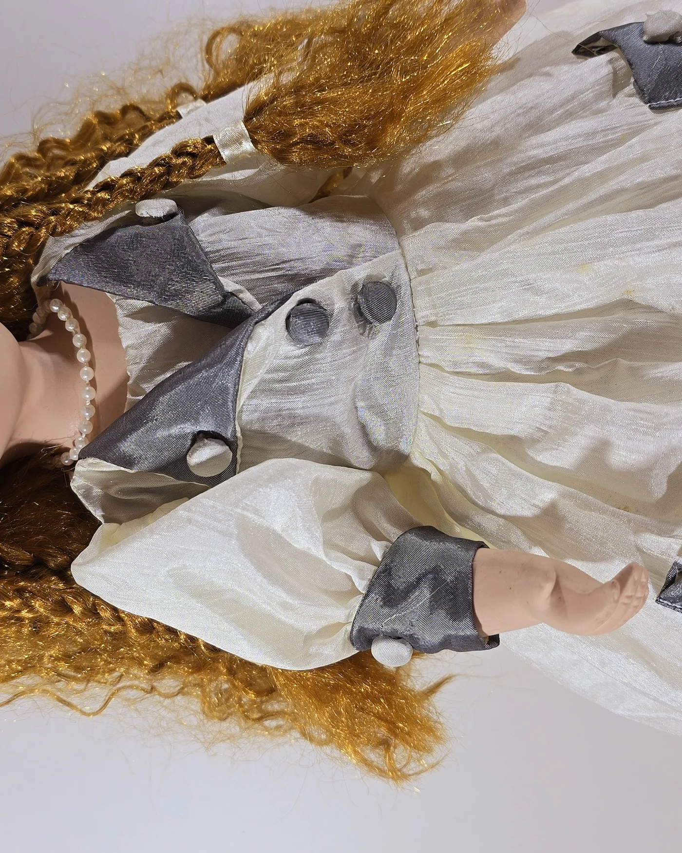 Muñeca de porcelana antigua con vestido blanco y gris - imagen 2