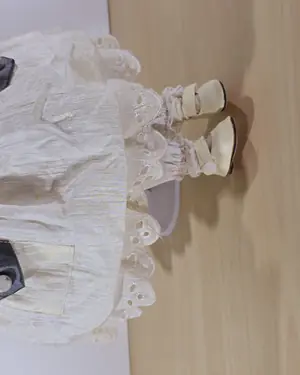 Muñeca de porcelana antigua con vestido blanco y gris - miniatura 3