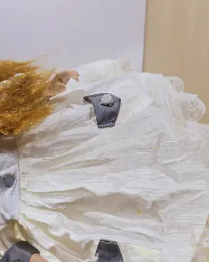 Muñeca de porcelana antigua con vestido blanco y gris - miniatura 4
