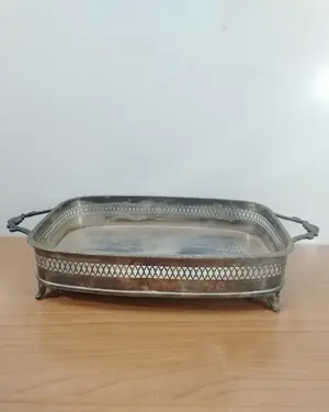 Bandeja rectangular de alpaca con asas ornamentales y pies - miniatura 1
