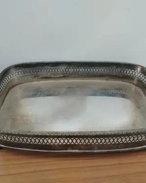 Bandeja rectangular de alpaca con asas ornamentales y pies - miniatura 2