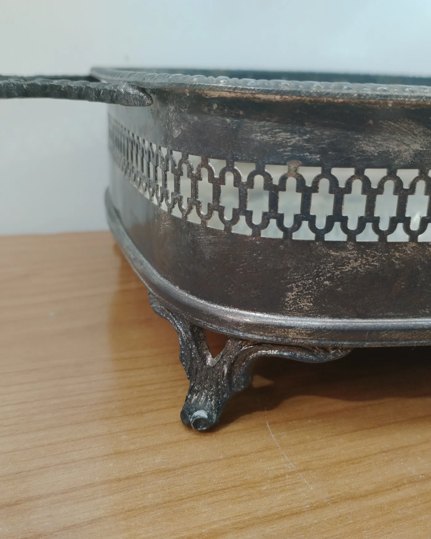 Bandeja rectangular de alpaca con asas ornamentales y pies - imagen 3