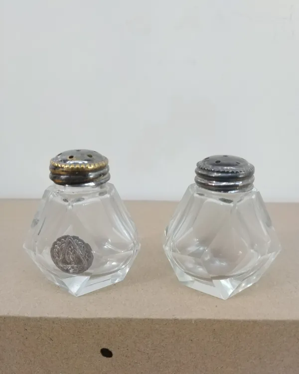Pareja de Saleros Vintage con Cuerpo de Cristal Tallado y Tapas Metálicas