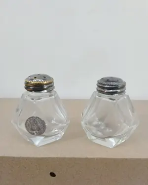 Pareja de saleros vintage con cuerpo de cristal tallado y tapas metálicas - miniatura 1