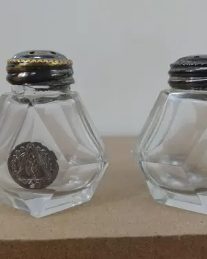 Pareja de saleros vintage con cuerpo de cristal tallado y tapas metálicas - miniatura 2
