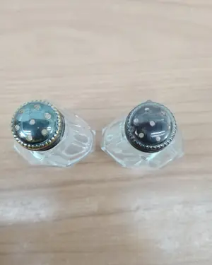 Pareja de saleros vintage con cuerpo de cristal tallado y tapas metálicas - miniatura 3