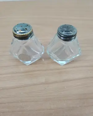Pareja de saleros vintage con cuerpo de cristal tallado y tapas metálicas - miniatura 4