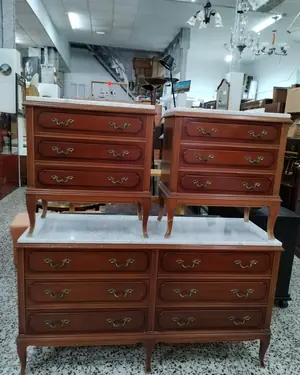 Conjunto de cómoda y mesitas de noche clásicas con tapa de mármol - miniatura 2