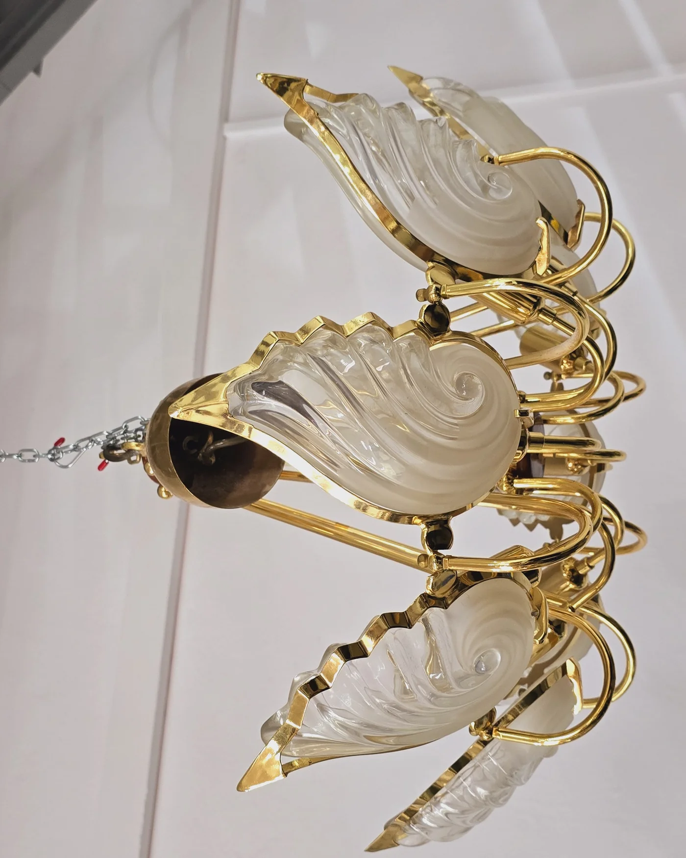 Lampara dorada con conchas de cristal - imagen 1