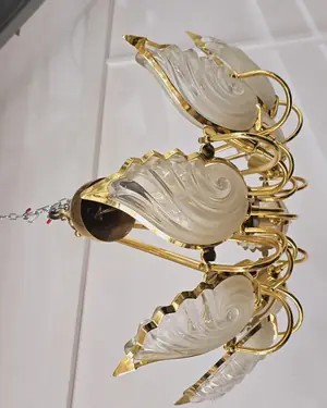 Lampara dorada con conchas de cristal - miniatura 1