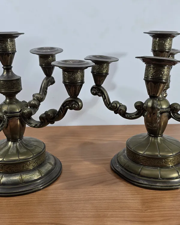 Pareja de candelabors sobremesa laton