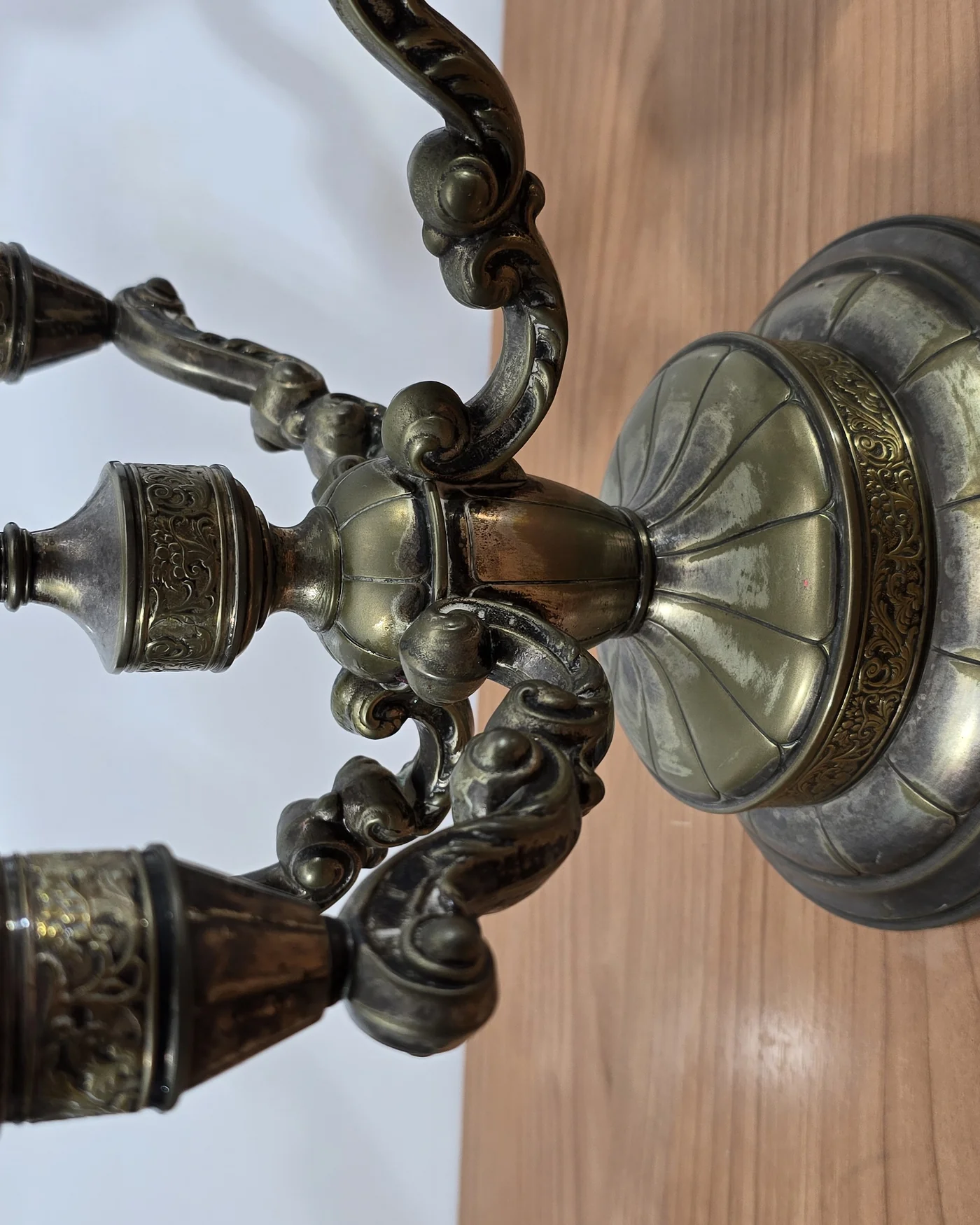 Pareja de candelabors sobremesa laton - imagen 2