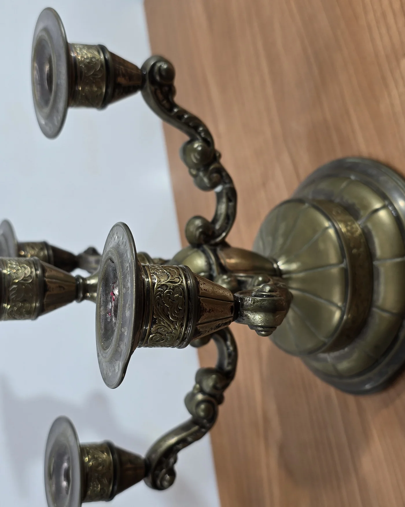 Pareja de candelabors sobremesa laton - imagen 4