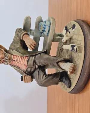 Figura bagabudndo de porcelana - miniatura 1