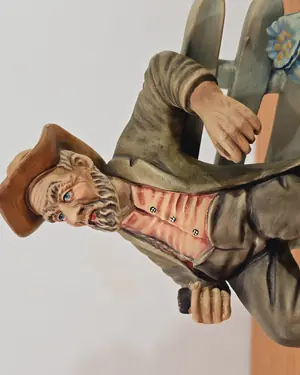 Figura bagabudndo de porcelana - miniatura 4