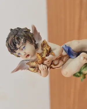 Figura porcelana capodimonte angelito - miniatura 2