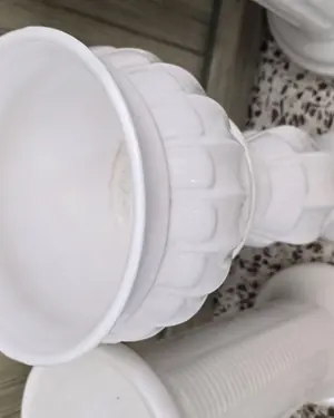 Jarron de porcelana con pie blanoc - miniatura 2
