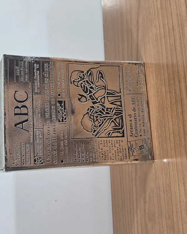Pisapapeles centenario del diario abc