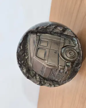 Pisapapeles bronce de volvo - miniatura 2