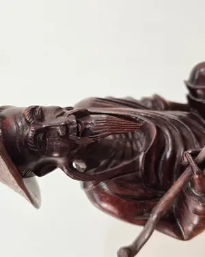 Escultura oriental tallada en madera - miniatura 3