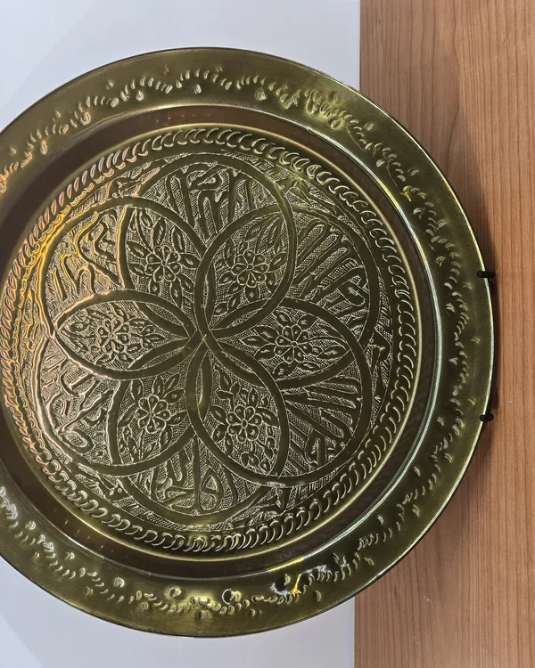 Plato de laton decorativo