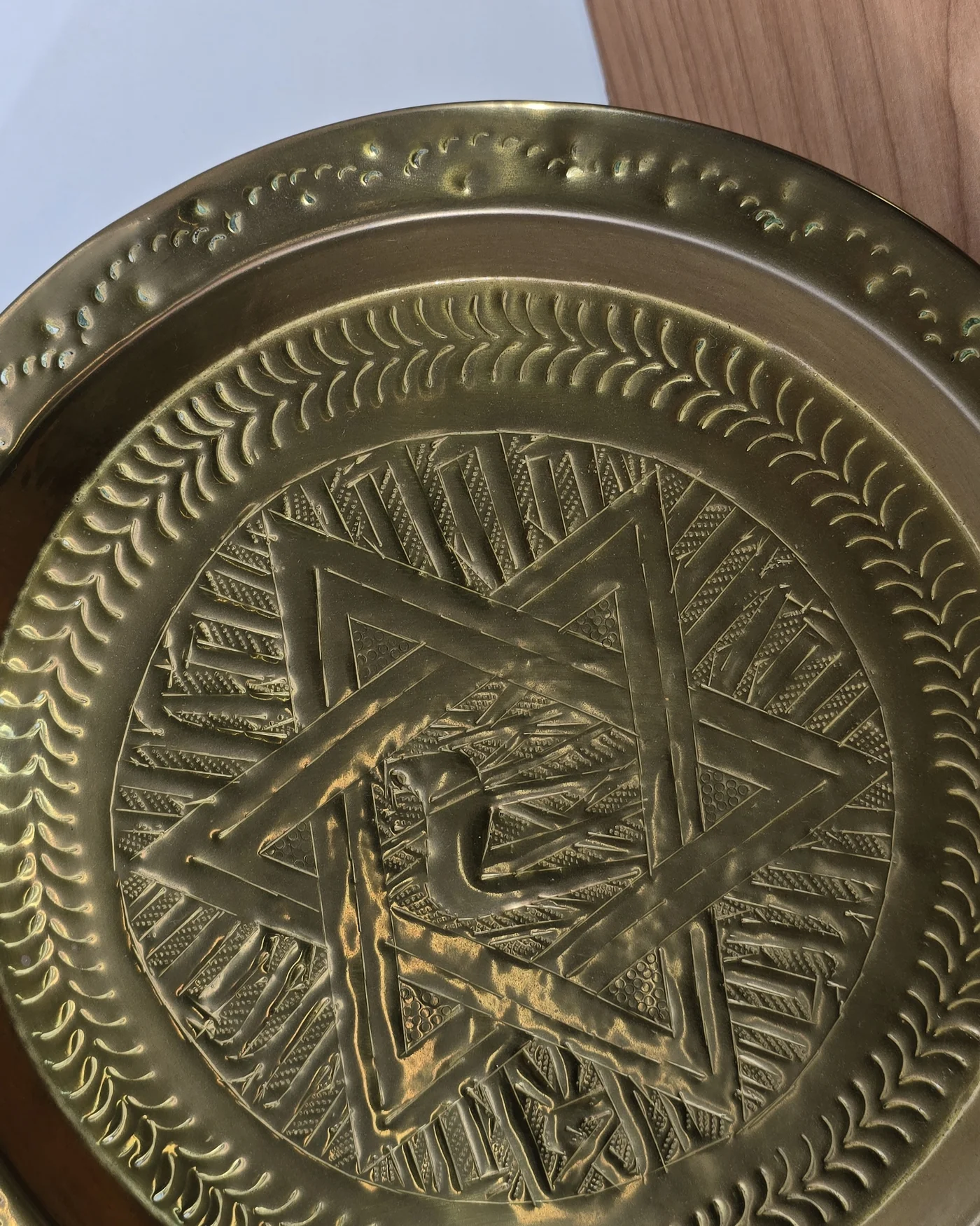Plato de laton decorativo - imagen 3