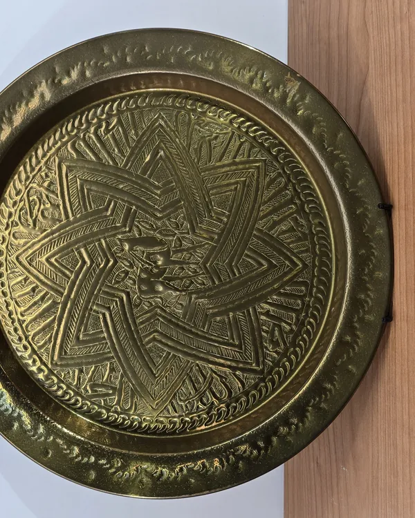 Plato de laton decorativo