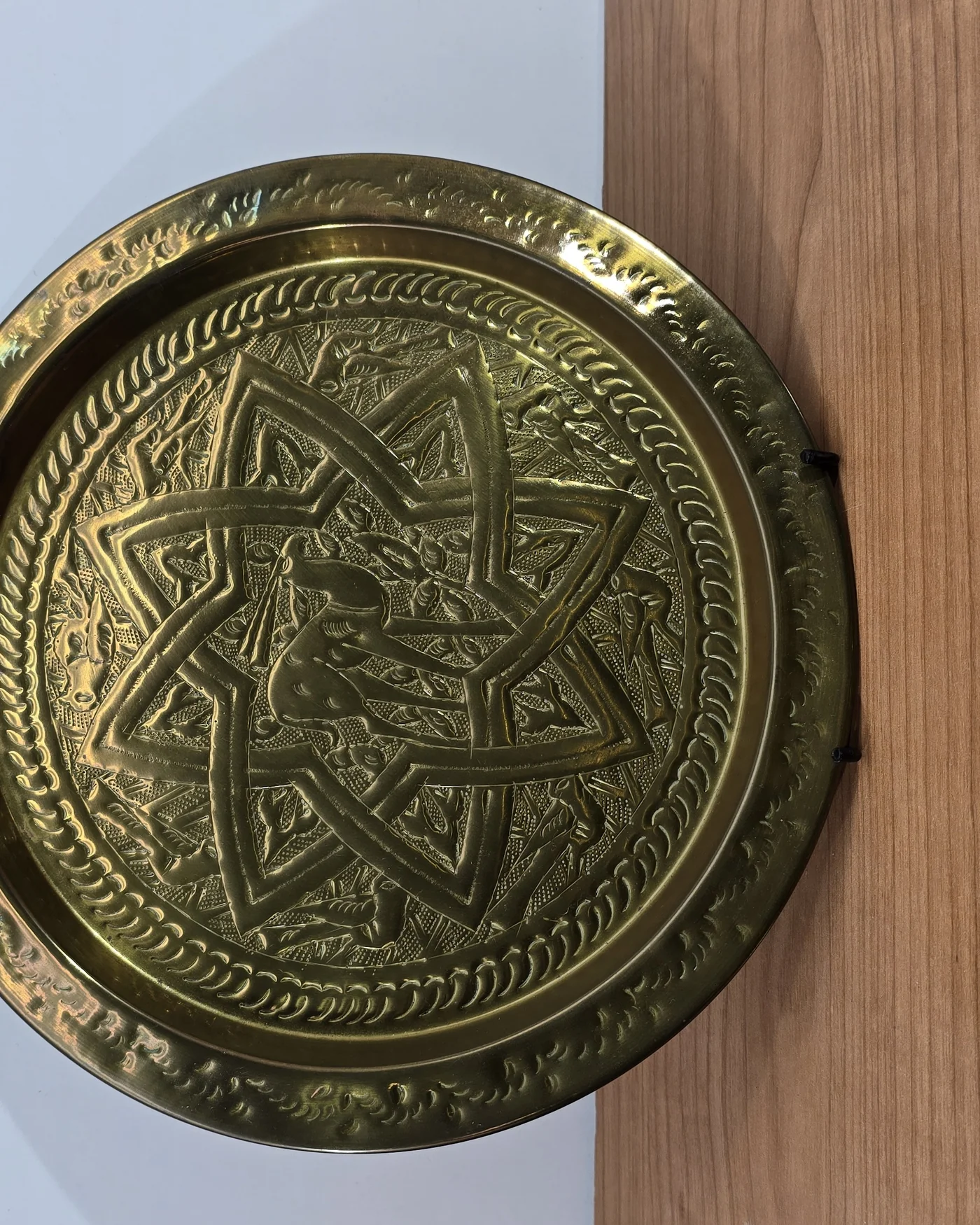 Plato decorativo de laton mediano - imagen 1