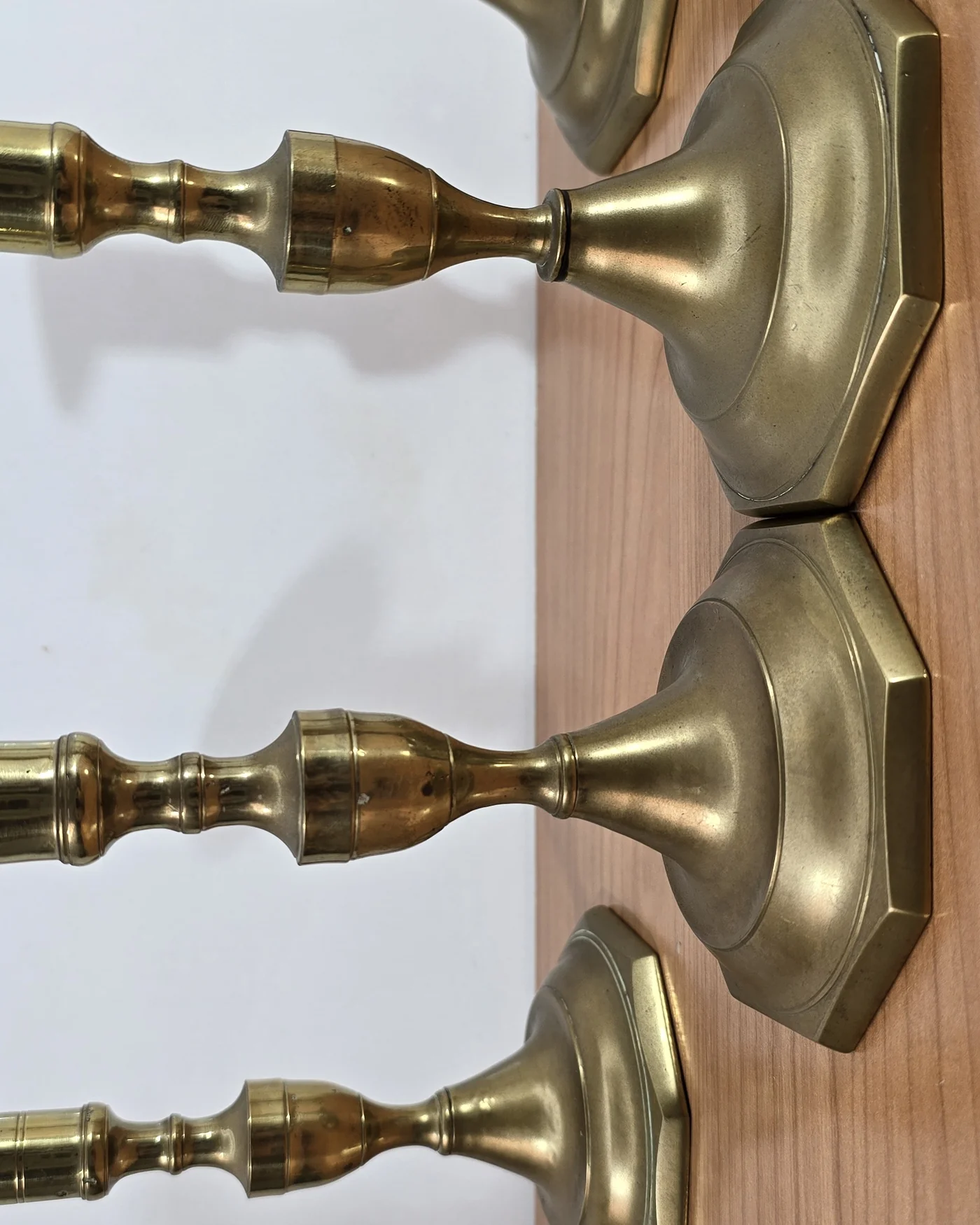 Lote de 4 candelabros de bronce - imagen 2