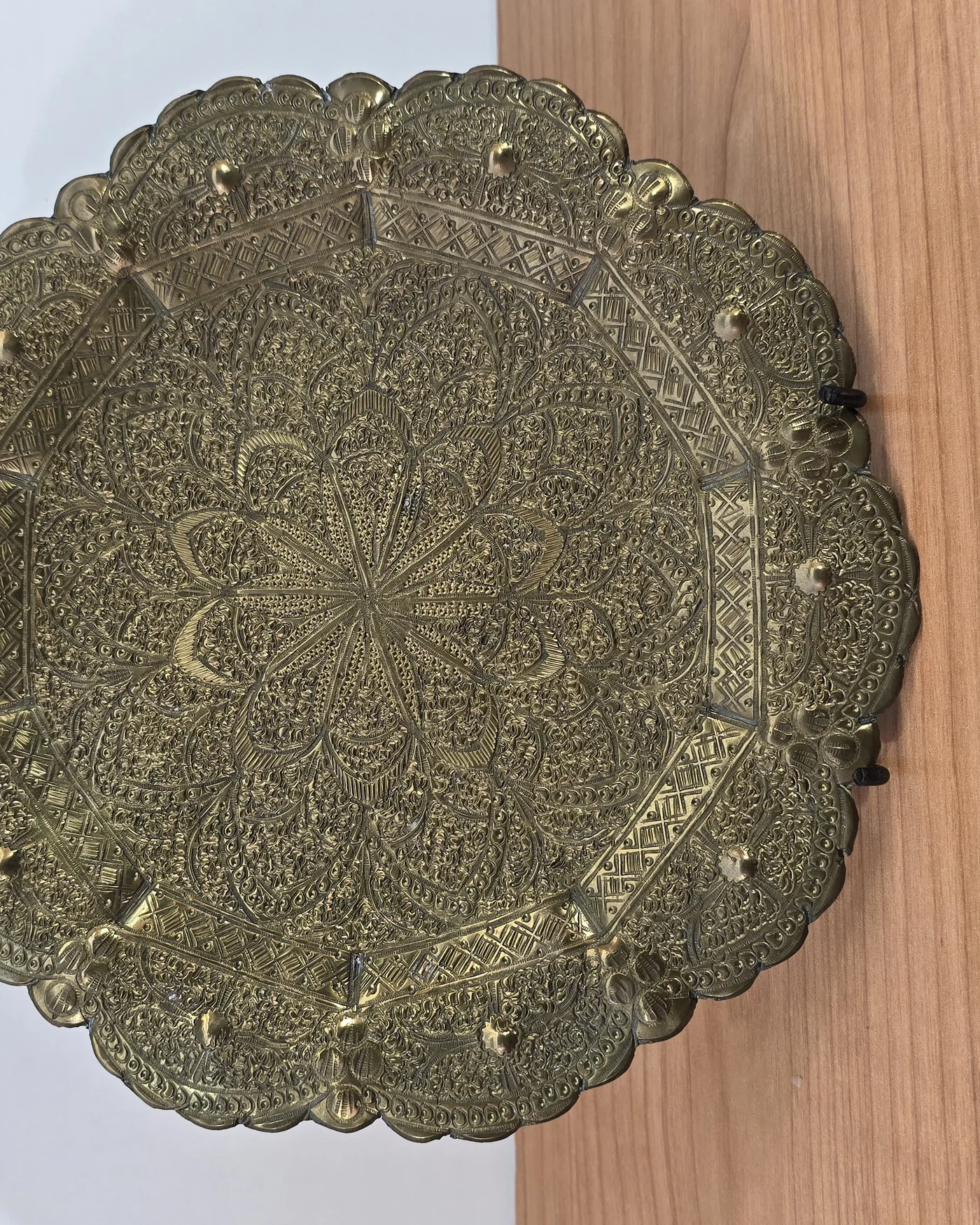 Plato decorativo de laton estriado - imagen 1