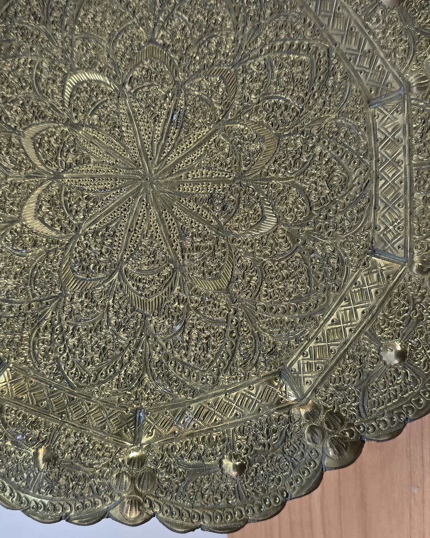 Plato decorativo de laton estriado - imagen 2