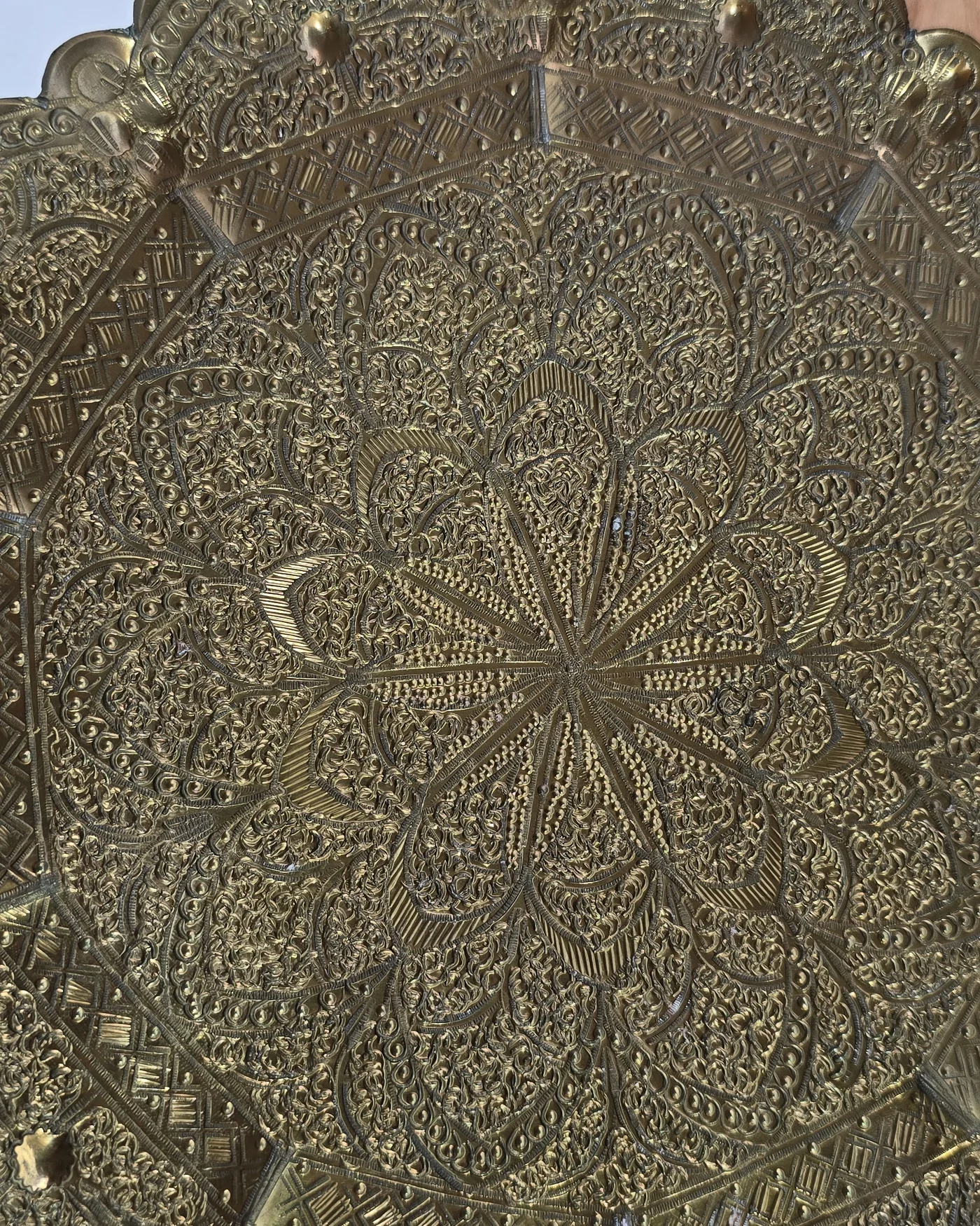 Plato decorativo de laton estriado - imagen 4