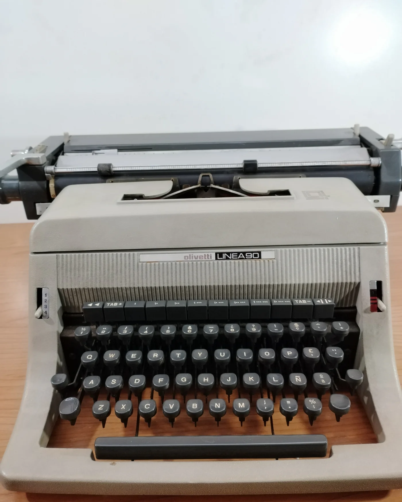 Maquina de escribir olivetti linea 90 - imagen 1