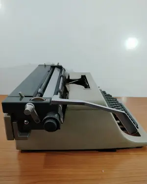 Maquina de escribir olivetti linea 90 - miniatura 2