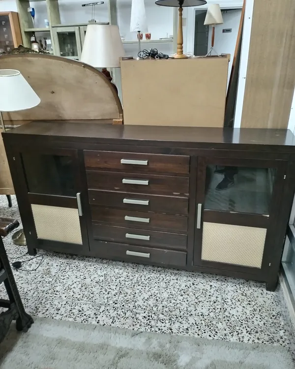 Mueble aparador de madera y ratán