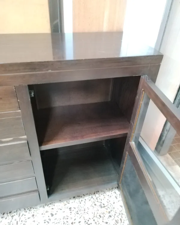 Mueble aparador de madera y ratán